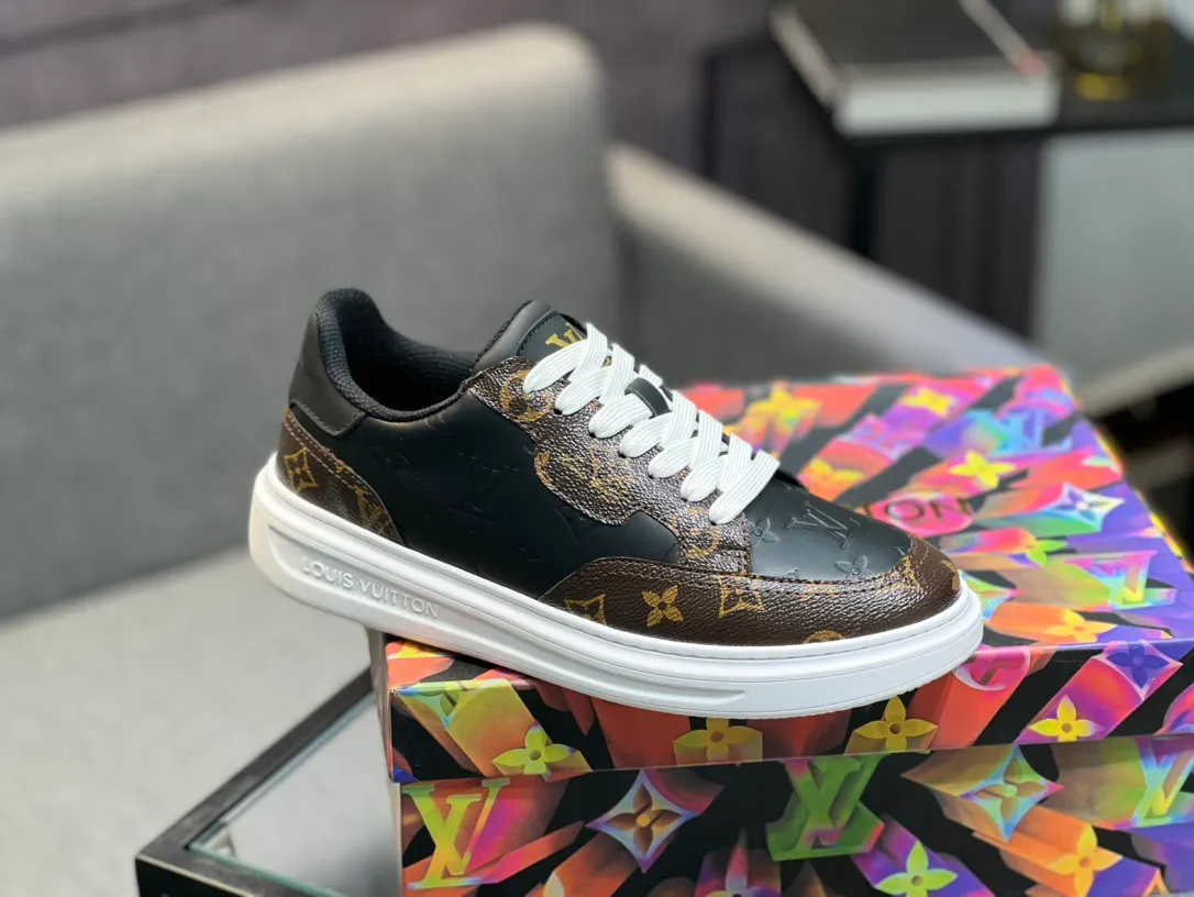 Men's Men's Shoes 💰540 LV Louis Vuitton. The latest fashionable casual shoes are popular in physical stores. The new spring and summer comfortable imported custom patent leather plus cowhide, cowhide mesh, and unique jacquard fabric element design. With sheepskin lining, Lv original base, [sun][sun] high-end packaging and high quality💪Details determine quality, welcome to compare🇮🇹Code number 38-44, 45 can be customized